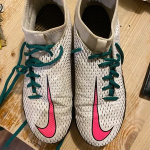 Nike PHANTOM - Säljer dessa Nike phantom fotbollsskor i bra skick, de är köpta för 1,300kr och mitt pris är 700-800kr. De säljs med tillhörande vita skosnören. Är osäker på om storleken är 37 eller 37,5.