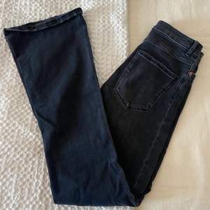 Jättefina jeans från Zara, utsvängda (se sista bilden). Använder inte längre därför säljer ja de. Storlek 36, köparen står för frakt och betalning via swish🤎🧸