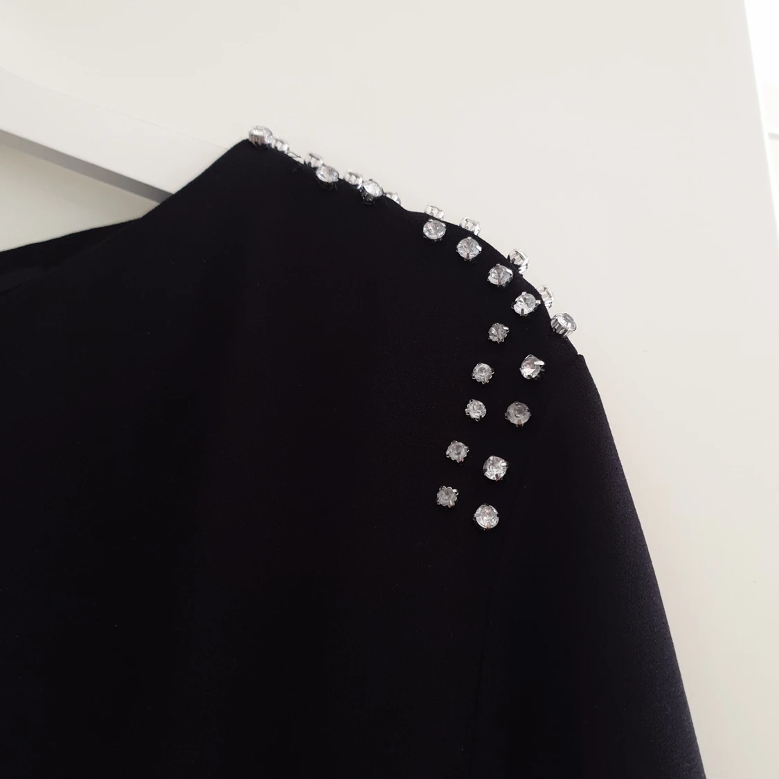 Svart klänning med stenar - 90