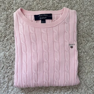 Gant kabelstickad - Rosa kabelstickad från Gant. Aldrig använd, som ny. Nypris 1299kr.