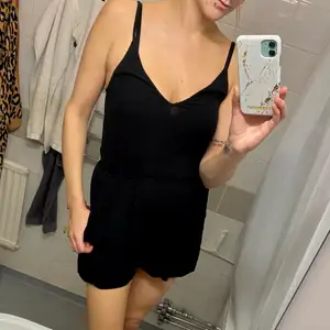 Svart jumpsuit från H&M i storlek 34