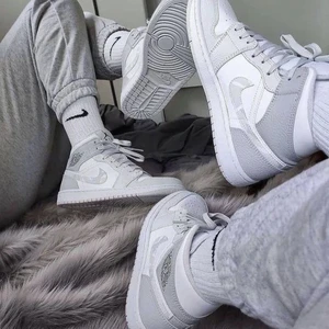 Jordan - Säljer mina super fina Air Jordan 1 Mid Grey Camo som fortfarande är super fräscha och som ny skick. Dessa är i storlek 39, dom är såklart äkta och kartongen medkommer. Skriv gärna till mig privat om de är ngt mer ni undrar över 🥰 (säljs på nätet för ca 3000kr ) men jag säljer dom för 1900kr