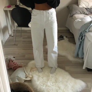 Jeans - Vita jeans, högmodige och korta i benen för mig som är 161. Jätte fina men sitter inte bra på mig. Köparen står för frakten. 