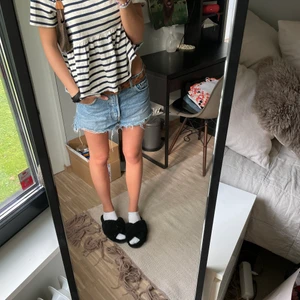 Randig zara tröja, oanvänd - Säljer min helt oanvända,super trendiga, randiga zara tröja då jag råkade beställa hem två! Lappen finns kvar💞🦄👚