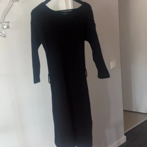 Lång stickad klänning  - Säljer min stickade klänning ifrån Boohoo, aldrig använd💙🖤 följer med ett skärp till