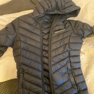 Peakperforemence jacka  - Säljer min svarta peakperformance dun jacka, storlek xs, den är väldigt fin och i bra skick ny pris runt 2000kr jag säljer min för mindre efter som den inte är helt sprillans ny