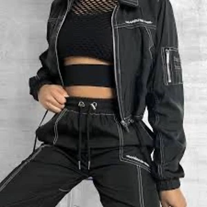 Maniere De Voir Tracksuit - Storlek är UK 6 och känns som en storlek small. Ingen tecken på slitage eller skada - som ny!