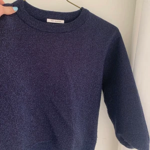 Glittrig topp  - Glittrig tröja passar till vardag och till finare tillfällen! Så trendig och fin! Buda eller köp direkt för 300kr!