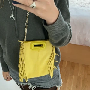 Maje väska - Säljer min så fina och unika majeväska i modellen ”mini”💛 Sparsamt använt och perfekt nu inför hösten💞 Köpt på majebutiken för 2500kr🥰 Bud på 1000