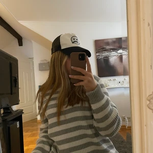 Tröja  - Säljer denna super sköna randiga tröja som jag älskar men som jag använder alldeles för sällan. Den är i storlek xxl men skulle säga att den är mer som M då den är perfekt oversize för mig som vanligtvis har storlek s. 