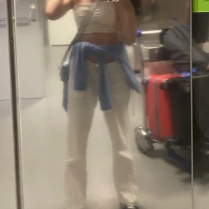 linnebyxor  - Säljer mina vita linnebyxor då jag inte trivs i det längre, bra skick 🥰