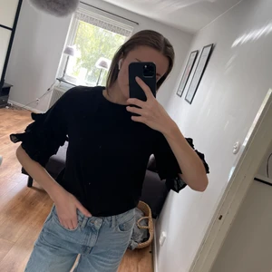 Svart festblus  - Säljer denna topp med så härliga detaljer på ärmarna. Storlek S, sparsamt använd! 