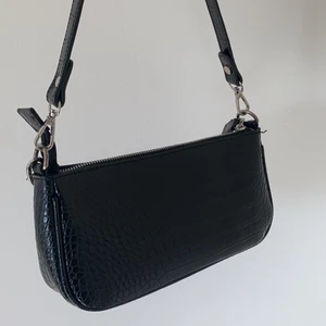 Väska - Svart väska från Ginatricot köpt för 300. Otroligt bra skick. Det är bara att skriva om det skulle vara några frågor❤️