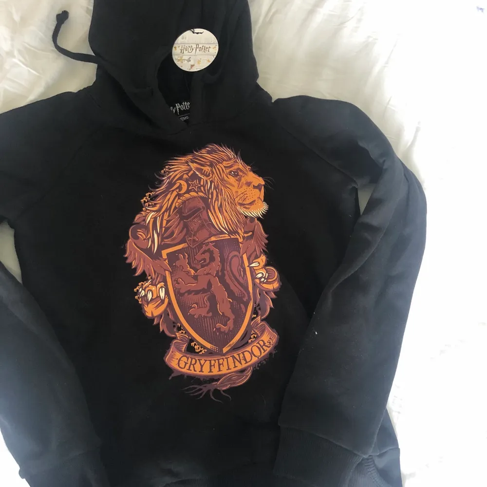 En Harry Potter huddie som är helt oanvänd, prislappen är fortfarande kvar.. Hoodies.