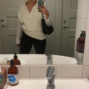 Vit stickad väst - Stickad vöst från hm. Superfin att ha över tishirt eller skjorta! I storlek M. 
