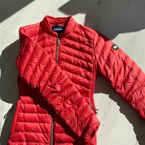 Jacka från SEBAGO - Jacka från sebago i storlek XS. Använt 2 gånger så den är näst intill ny💗