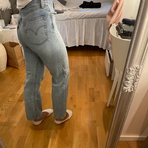 Levi’s jeans  - Säljer mina knappt använda levís jeans. Jeansen passar perfekt till dig som är runt 165 cm. Säljer för att de ej kommer till användning. Köpt för 1199. 