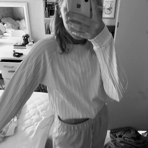 Vit tröja - Vit tröja från chiquelle i en oversized modell, är storlek xs men passar mig hur bra som helst som är en s-m. Den är endast använd fåtal gånger. Frakt tillkommer🤍