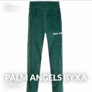 Palm angels velour trackpants - Säljer mina supersnygga Palm angels byxor jag köpte förra året men som knappt kommit till användning. Försökt sälja via Tise därför texten på första bilden. Skriv för fler bilder :) storleken variera i hur man vill att dom ska sitta. Jag har vanligtvis storlek Xs/s men brukar vika ner kanten vid midjan för att de ska sitta bättre. Cond 8/10