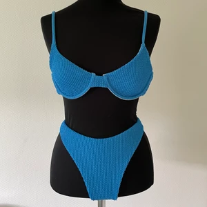 Bikini - Superfin blå bikini, helt ny, aldrig använd!! Höga bikinitrosor och justerbara axelband! Det är en storlek L men skulle säga att det är en S/M