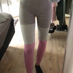 Träningsthights  - Träningsthights från doyqueve som tyvärr aldrig kommer till användning. Aldrig använda!! Storlek S (jag är 176 cm lång!!)orginal priset ligger runt 700kr mitt pris är 250!!