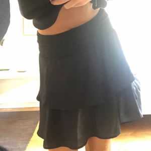 Marinblå kjol - Marinblå kjol från only