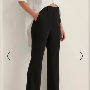 Kostymbyxor från Nakd i strl 38 - Bekväma kostymbyxor i ett fint skick, endast använda 1-2 gånger. Lånad bild från hemsidan men går att fixa nya vid förfrågan 💗 köp direkt för 180kr inkl frakt 