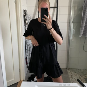 Svart volangklänning  - Svart volangklänning från Gina tricot, storlek 38. Enkel men super söt klänning. Använd en del men har absolut långt kvar att användas. Betalning sker innan jag skickar.+ frakt tillkommer. Pris kan alltid diskuteras😊🤪😘