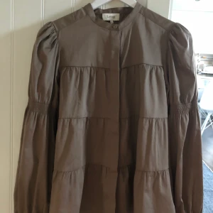 Levete Room beige strl M - Helt ny och oanvänd! Köpte fel storlek men missade skicka in den i tid. Erbjuder spårbar frakt om man så önskar för 57 kr. 