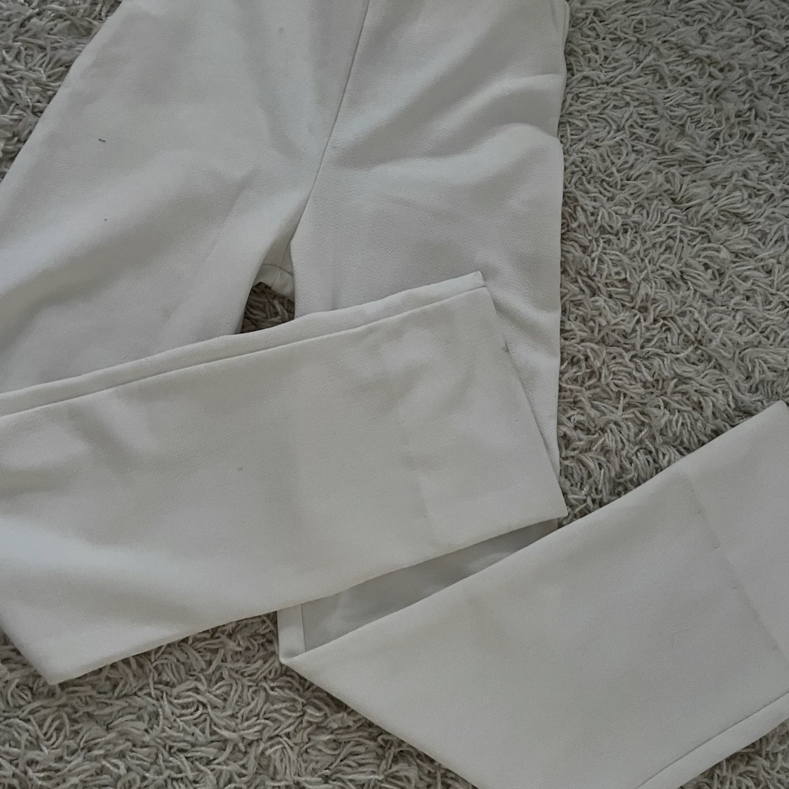 Vita kostymbyxor