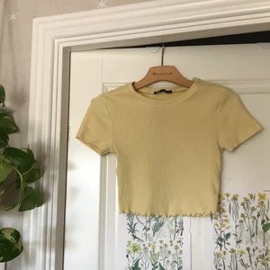 ribbad, stretchig tröja, strl S - Ljusgul tröja jag köpte förra året <3 Använt 1-2 gånger!