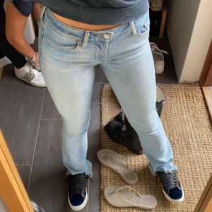 Levis jeans - Säljer mina favorit jeans. Ljusblå lågmidjade Levis jeans i modellen 715 bootcut. Stl 25 men passar mig som brukar ha 34/36. Defekt, se bild 3. Jätte svåra att få tag i. Bud 290kr☺️köp direkt 350kr