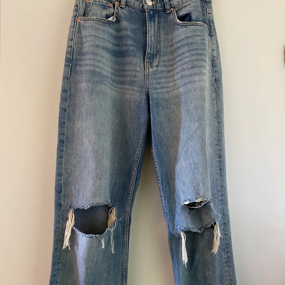 Jeans från Gina Tricot i mycket gott skick. Knappt använda och är i storlek 38. Frågor eller funderingar? Hör av dig!🤍 vid snabb affär kan priset sänkas ;). Jeans & Byxor.