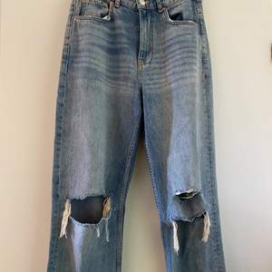 Jeans från Gina Tricot i mycket gott skick. Knappt använda och är i storlek 38. Frågor eller funderingar? Hör av dig!🤍 vid snabb affär kan priset sänkas ;)