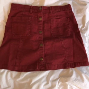 Vinröd kjol - Perfekt vinröd kjol till hösten! <3 frakt tillkommer 💕