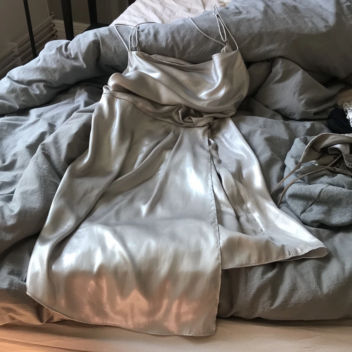 Silvrig sidenklänning 36 h&m - 90