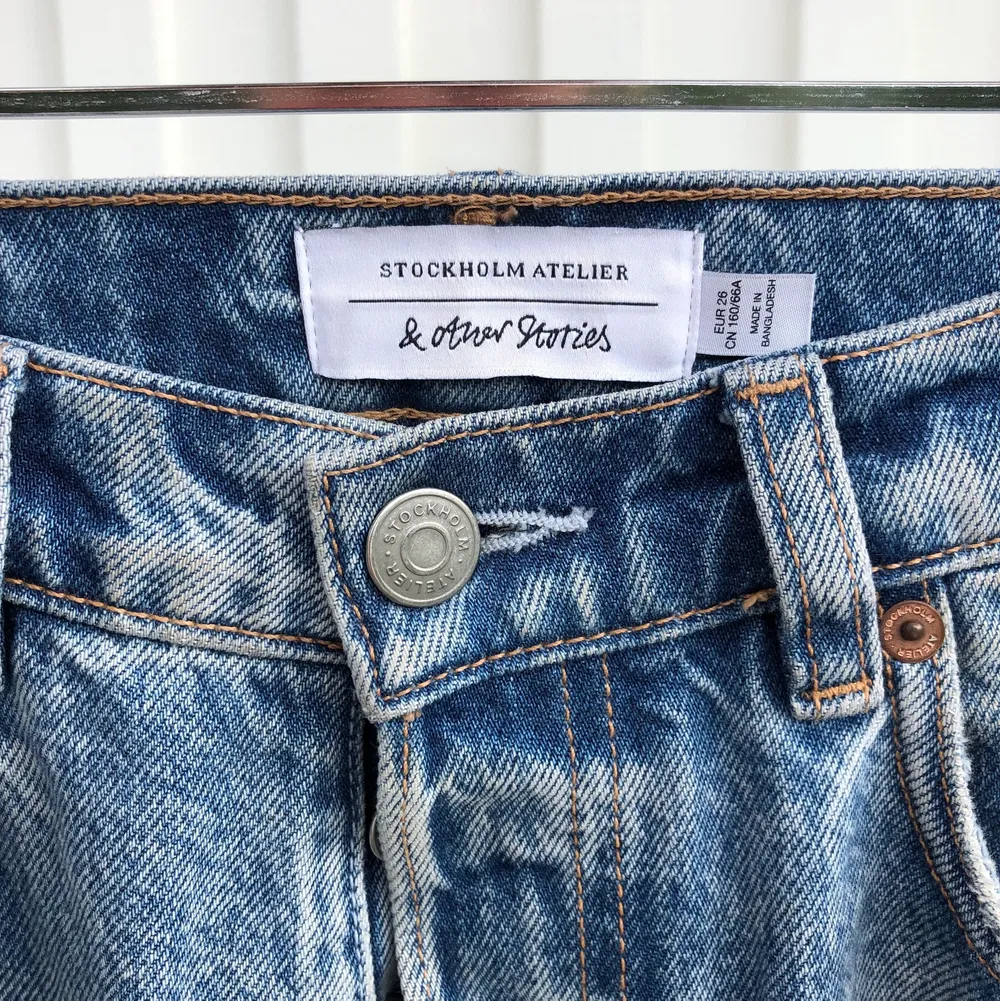 Ljusblåa andotherstories jeans. Bra skick, inga skador. 250kr + frakt. Storlek 26. Jeans & Byxor.