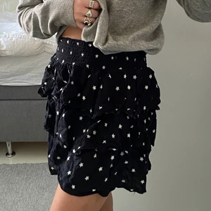 Slutsåld hm kjol - Säljer min favoritkjol. Svart volangkjol från HMs barnavdelningen. Passar xs-m, den är väldigt stretching. Svart med vita stjärnor⭐️