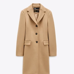 Manteco Camel Coat - Kappa från Zara (HELT NY) och fortfarande kvar i lådan med lapparna på! Säljer pga att jag fick en till när jag redan hade en… 😢 Nypris 1600kr och slutsåld, men nu kommer jag och räddar er💗🙄 Kappan är gjord i deras ”premium” material med riktigt bra kvallé!