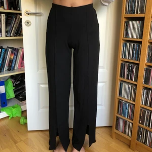 Bekväma kostymbyxor slit - Fina men bekväma mjukisbyxor med en slit där fram. Jag är 175, på gränsen för korta för mig.
