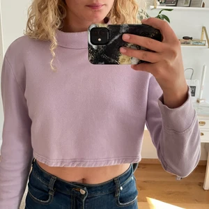 Lila collegetröja  - Croppad lila collegetröja med lite högre krage från monki. Bra skick. Köparen står för frakt.
