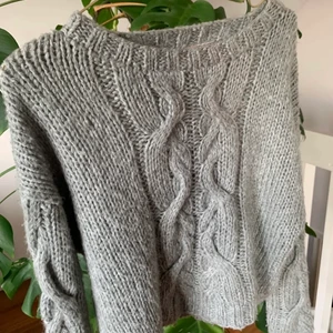 stickad tröja - en jätteskön stickad tröja från hm. kommer tyvärr inte till användning. storlek S, säljer för 60kr, frakt tillkommer! 💞💞