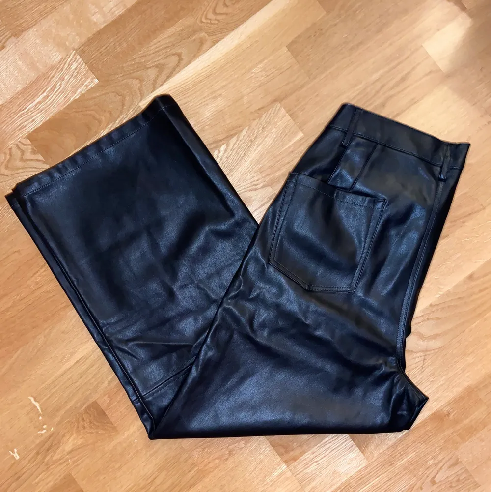 Svarta vida skinnbyxor från Lager 157 använda 1 gång. Jeans & Byxor.