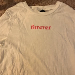 En friends forever t-shirt!  - Inte mycket använd! Men nån dag hade jag den. Framsidan står det forever & baksidan står det friends ! I storlek xs 