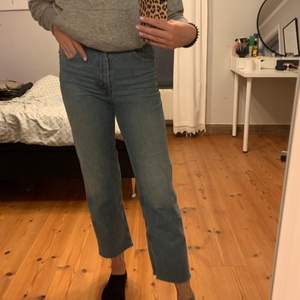 Säljer dessa jeans från hm då jag inte använder de längre, de är en kortare modell som ni ser på bilden, jag är 177 cm lång.💙