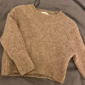 En ljus fin tröja!  - Använd. Men funkar hur bra som helst! Ganska kort vid armarna för mig. Är 167 lång cm