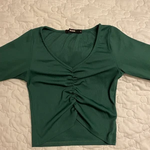 Topp från Bikbok, XS - Magisk grön färg på denna fina topp som bara är använd 1 gång. I storlek XS.