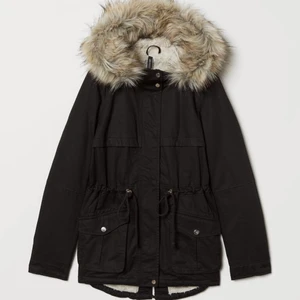 pilefodrad parkas - Säljer min sparsamt använda parkas från h&m. Väldigt skön och varm perfekt för höst/vinter. 