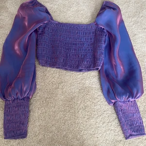 Topp från bershka  - Säljer denna suuuperfina topp från bershka😭 aldrig använt den, storlek s