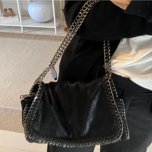 Väska  - Stella McCartney liknande väska. Köpt på plick 💕😎😎 buda från 200. Kom ihåg att frakt på 66 kr tillkommer. Köp direkt för 450 + frakt (66kr)